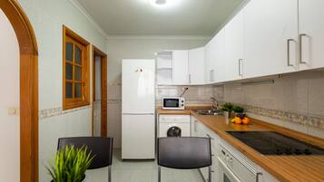 Een koelkast, een magnetron, een oven, een koffiezetapparaat/waterkoker