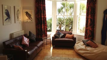 Una Smart TV, videojuegos, un reproductor de DVD