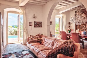 Fernseher, Kamin, Videospiele, DVD-Player