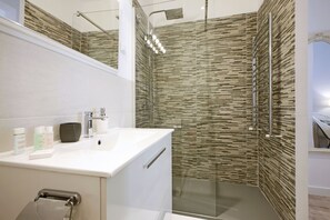 Dusche, Haartrockner, Handtücher, Seife