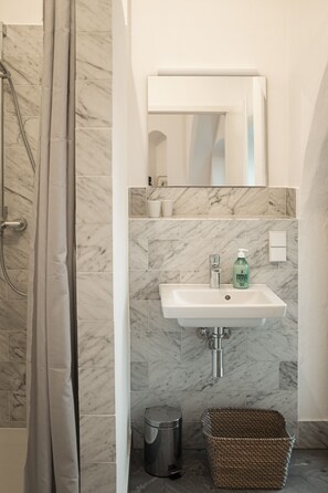 Badewanne, Haartrockner, Handtücher, Toilettenpapier
