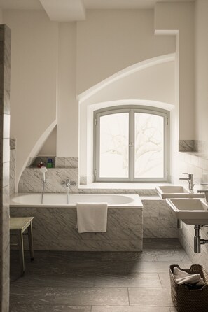 Badewanne, Haartrockner, Handtücher, Toilettenpapier