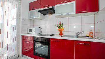 Refrigerador, horno, parrilla de estufa y utensilios de cocina