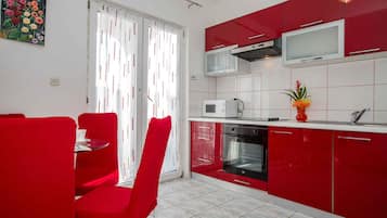 Fridge, oven, stovetop, cookware/dishes/utensils
