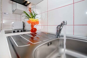 Kühlschrank, Ofen, Herdplatte, Wasserkocher mit Kaffee-/Teezubehör