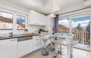 Refrigerador, parrilla de estufa, lavavajillas y cafetera y tetera