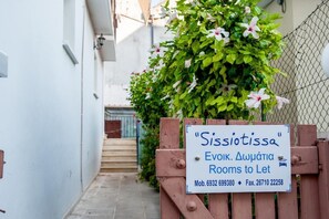 Property entrance - Sisiotisa (Kefalonia)