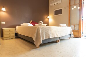 Desk, blackout curtains, soundproofing, iron/ironing board - Sisiotisa (Kefalonia)