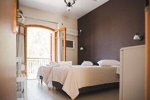 โต๊ะทำงาน, ผ้าม่านกันแสง, ห้องเก็บเสียง, เตารีด/โต๊ะรีดผ้า