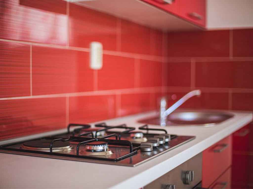 Kühlschrank, Ofen, Herdplatte, Wasserkocher mit Kaffee-/Teezubehör