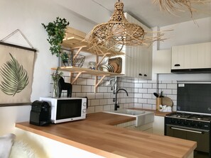 Køleskab, mikrobølgeovn, ovn, kogeplade