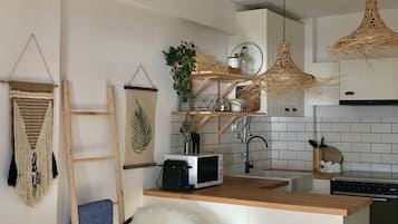 Réfrigérateur, micro-ondes, four, plaque de cuisson