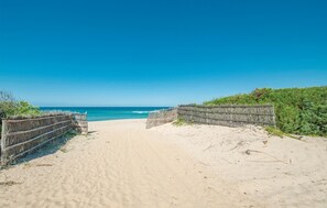 Una spiaggia nelle vicinanze