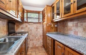Refrigerador, parrilla de estufa y utensilios de cocina 