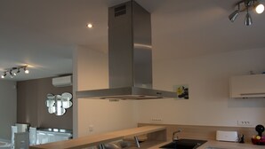 Una cocina moderna con una isla central, electrodomésticos de acero inoxidable y un diseño elegante.