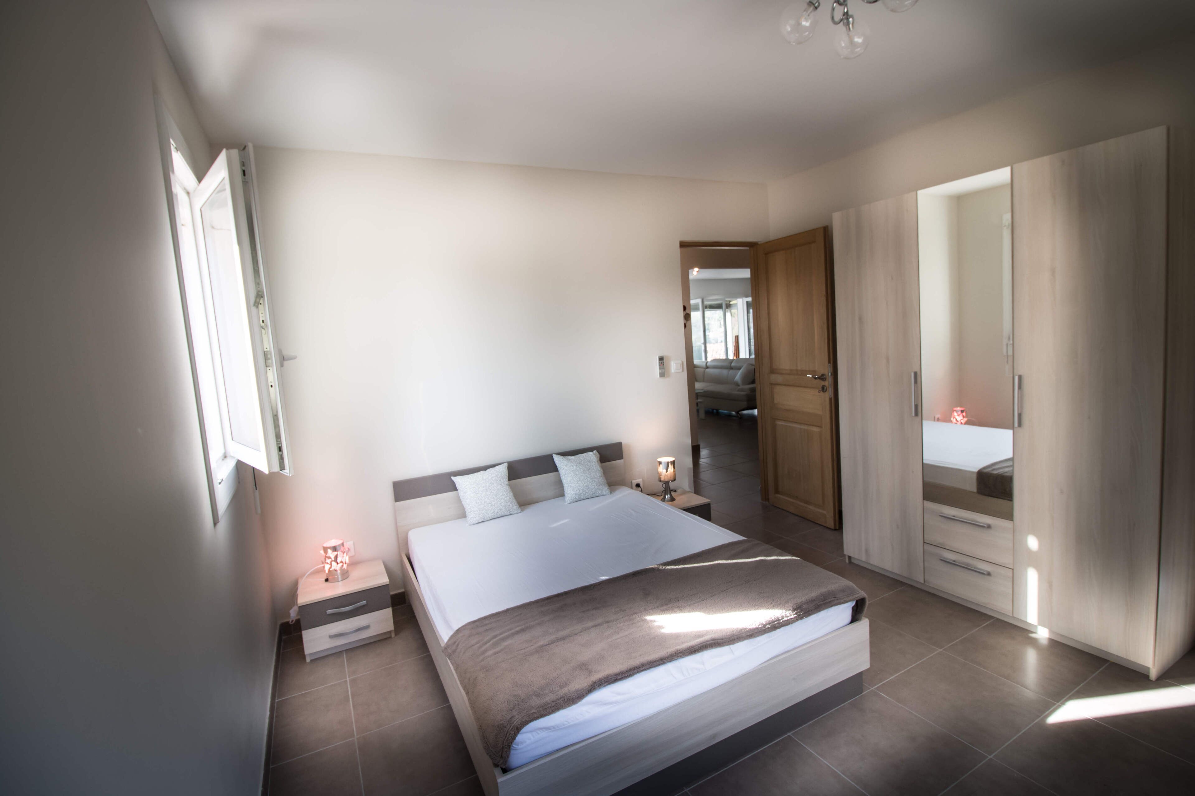 2 soverom, lydisolert, strykejern/-brett og wi-fi (inkludert)