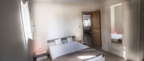 2 soverom, lydisolert, strykejern/-brett og wi-fi (inkludert)