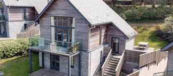 Beautiful holiday home with hot tub, just a walk away from Talland beach...