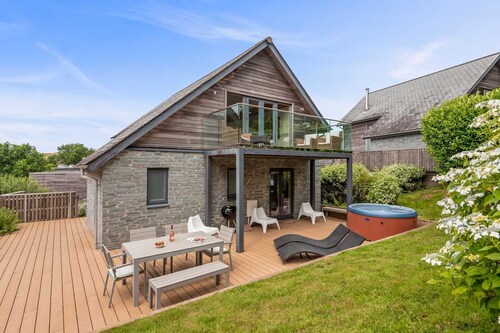 Beautiful holiday home with hot tub, just a walk away from Talland beach...