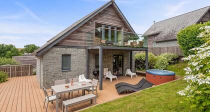 Beautiful holiday home with hot tub, just a walk away from Talland beach...