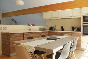 Fridge, oven, stovetop, dishwasher