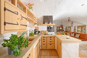 Kühlschrank, Mikrowelle, Herdplatte, Geschirrspüler