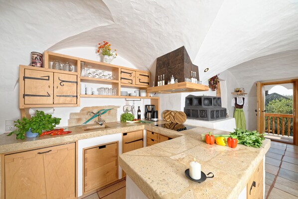 Kühlschrank, Mikrowelle, Herdplatte, Geschirrspüler