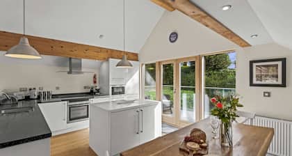 Beautiful holiday home with hot tub, just a walk away from Talland beach...