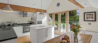 Beautiful holiday home with hot tub, just a walk away from Talland beach...