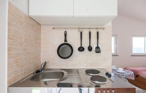 Refrigerador, parrilla de estufa y cafetera y tetera