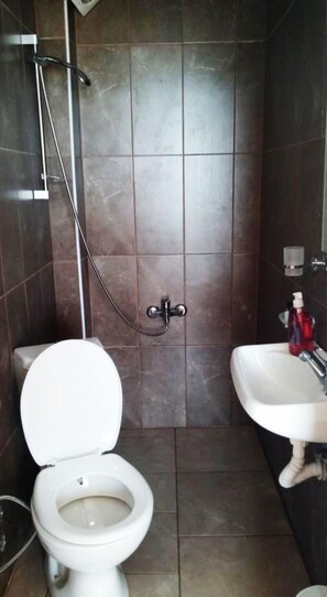 Standard Triple Room, Smoking, Sea View | Bathroom