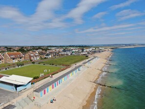 Beach nearby - 53Searoad, Sea Views,The Needles & The Isle of White, 3 bed, garden, beach, dogs (Milford on Sea)