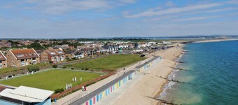 53Searoad, Sea Views,The Needles & The Isle of White, 3 bed, garden, beach, dogs