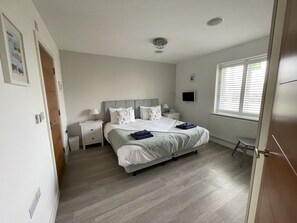 3 bedrooms, iron/ironing board, WiFi, bed sheets - 53Searoad, Sea Views,The Needles & The Isle of White, 3 bed, garden, beach, dogs (Milford on Sea)