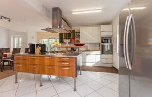 Refrigerador, parrilla de estufa, lavavajillas y cafetera y tetera 