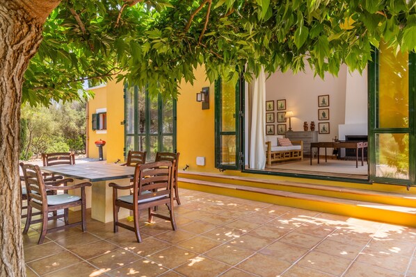 Unclassified image, 1 of 32, button