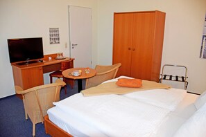1 Schlafzimmer, Schreibtisch, Reisekinderbett, WLAN