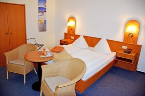 1 bedroom, desk, travel crib, WiFi