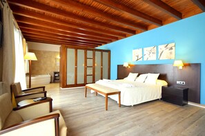 6 bedrooms, in-room safe, travel crib, WiFi