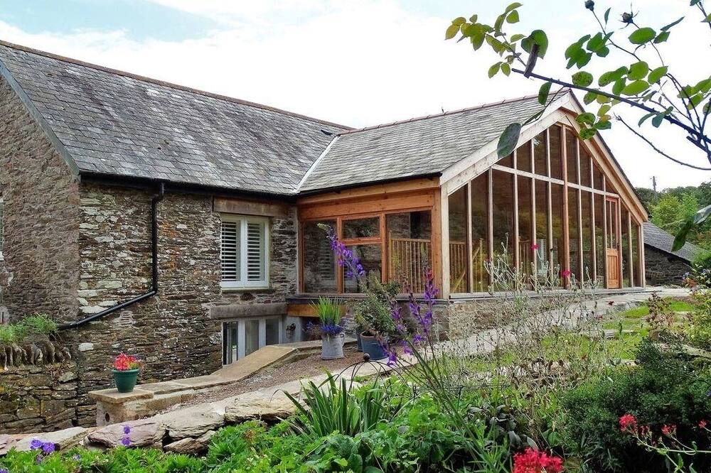 THE CIDER BARN AT HOME FARM, pet friendly in Down Thomas