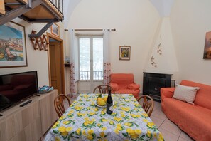 Smart TV, chimenea, libros y oficina 