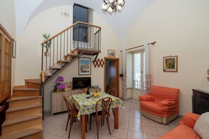 Smart TV, fireplace, books, offices