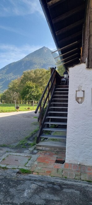 المنطقة المحيطة با لمنشأة