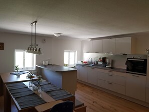 Een koelkast, een oven, een kookplaat, een vaatwasser