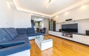 TV, fotballspill, bordtennis og stereoanlegg