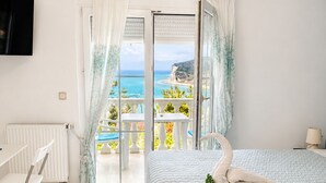 Room - Gikas Apartments- One Bedroom Suite - 100 meters from the beach  (Kerkyra)