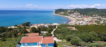Gikas Apartments- One Bedroom Suite - 100 meters from the beach 