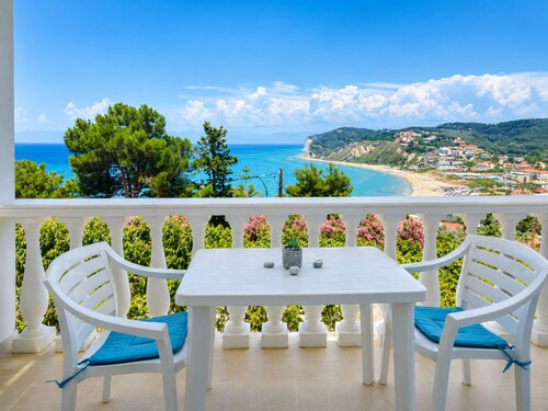 Gikas Apartments- One Bedroom Suite - 100 meters from the beach 