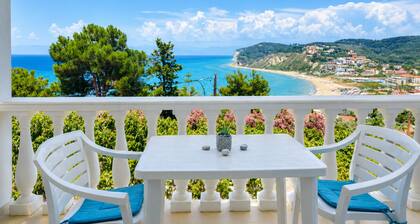 Gikas Apartments- One Bedroom Suite - 100 meters from the beach