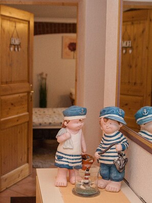 A doll in a room with a bed and a mirror. - Apartment Sandra Mattaj (Blankenburg (Harz))